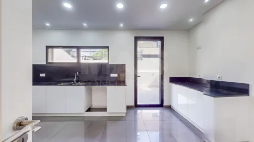 Moradia nova com piscina T4 em Linda a Velha