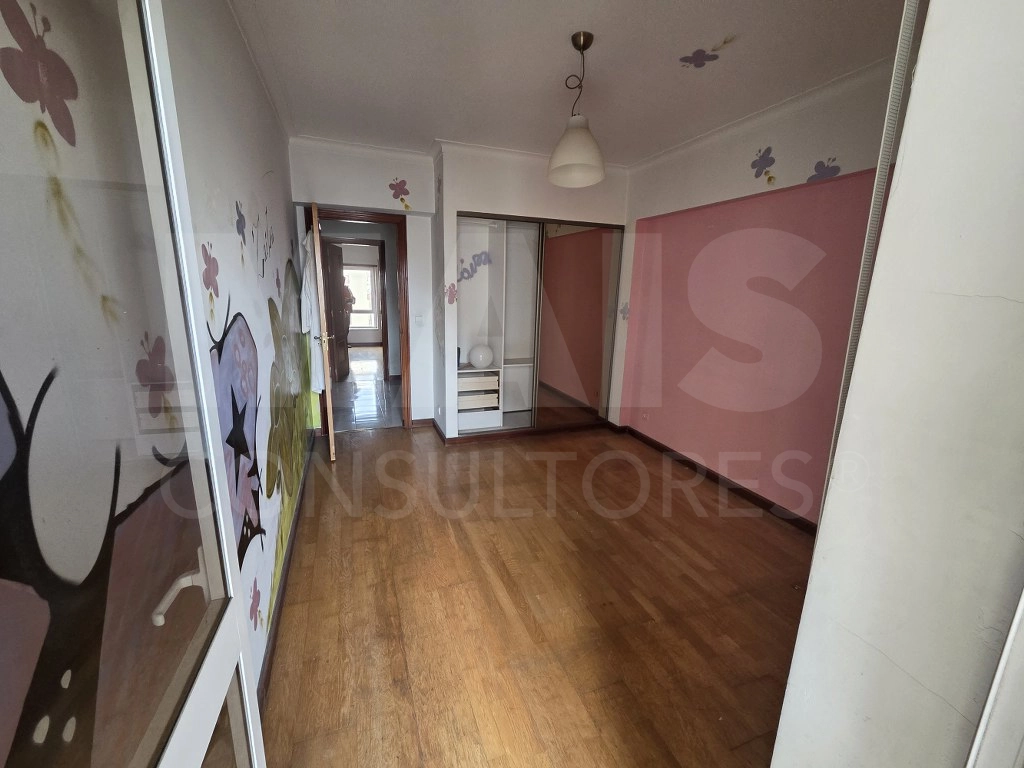 🏠 Apartamento T3 Estratégico no Carregado – Conectividade e Comodidade