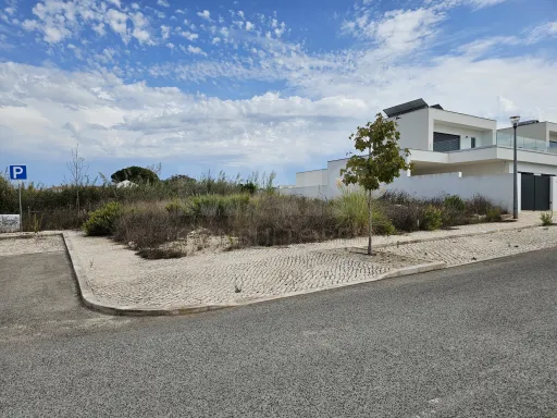 Lote Terreno com projeto aprovado para moradia T3 com Piscina