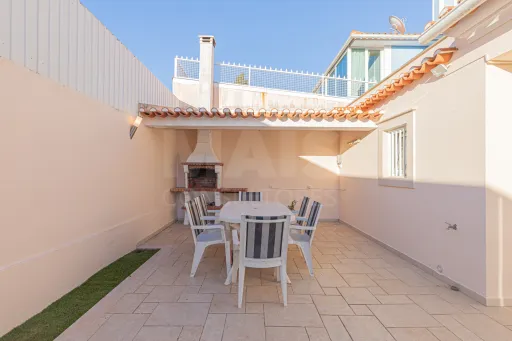 Moradia V4 em Caxias c/Box e Terraço