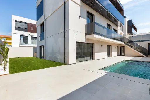 Moradia Isolada tipologia V4 de arquitetura moderna com piscina e área de jardim em São Domingos de Rana