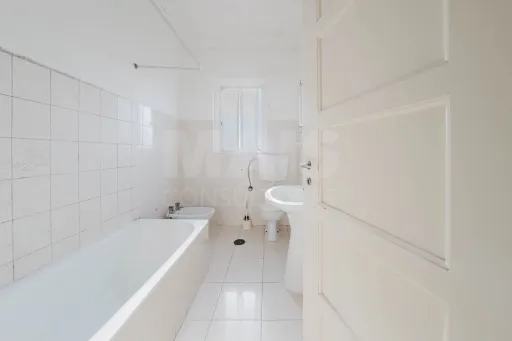 Prédio no centro de Peniche – com comércio e habitação, vista mar