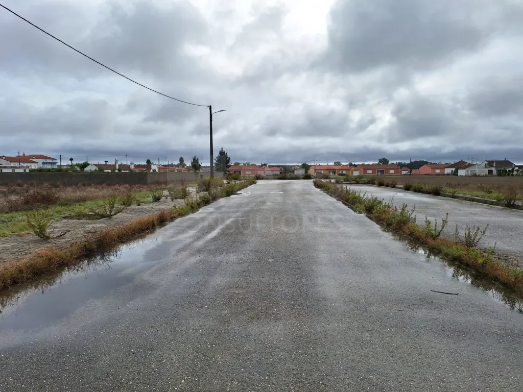 Urban plot with 940.86m2 for building a 2-storey villa with garage and annex.