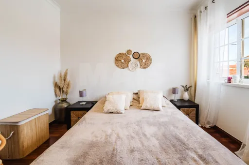 Apartamento T3 com Aquecimento Central, Garagem, Varandas e Arrecadações – Ferrel / Baleal