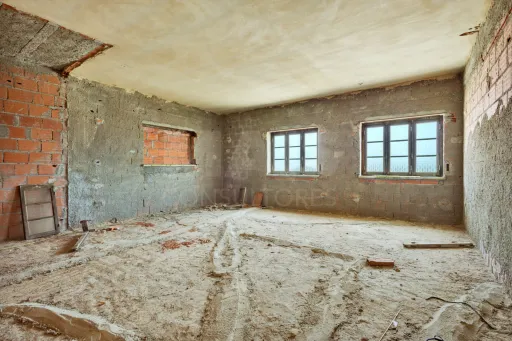 Prédio com projeto aprovado para 8 apartamentos em Peniche