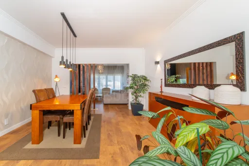 Moradia T3 totalmente remodelada no Condomínio Villas de Samorena em Samora Correia