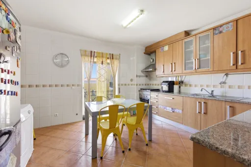 Apartamento T2 com varandas e arrecadação em Peniche
