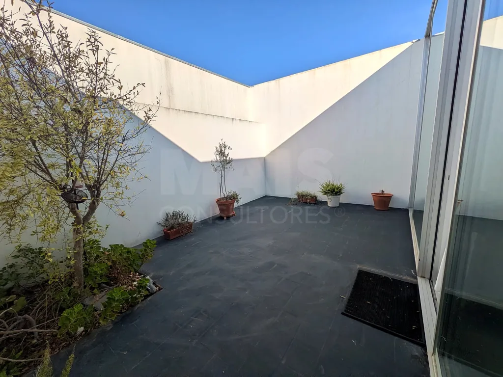 Moradia T2 com 2 suítes, jardim privativo e garagem no Bom Sucesso Resort
