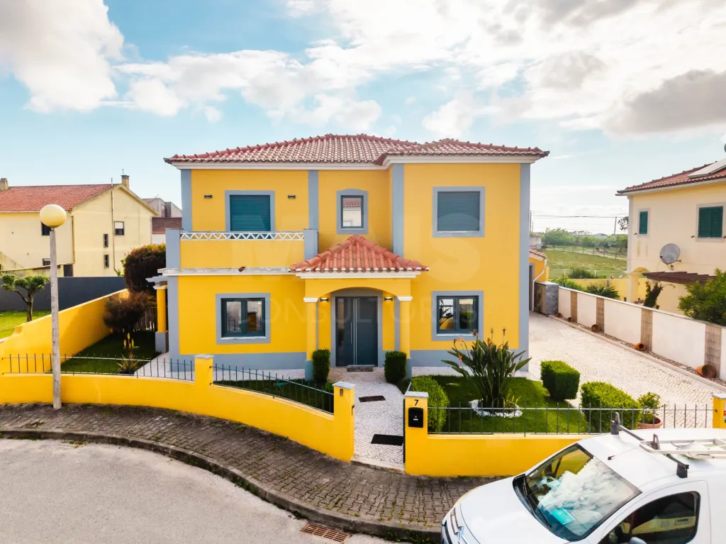 Moradia exclusiva com piscina aquecida, suite, garagem e jardim deslumbrante