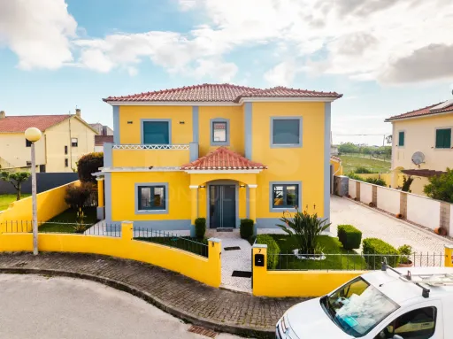 Moradia exclusiva com piscina aquecida, suite, garagem e jardim deslumbrante