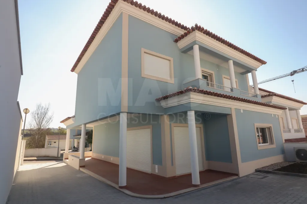 House 4 Bedrooms Juncalinho gated community