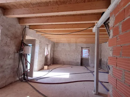 Moradia para remodelar em terreno com 1.809m2