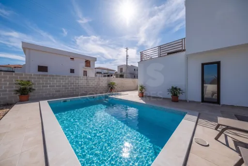 Moradia T3 (3 Suítes) com piscina e jardim - Salir do Porto
