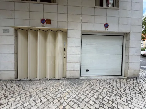 Apartamento T4 em Carnide