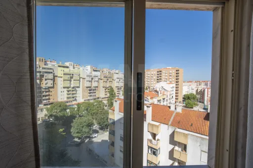 T3 no Carregado com excelentes areas com varanda e parqueamento