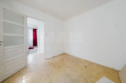 Moradia inserida num amplo terreno com 4.730 m²