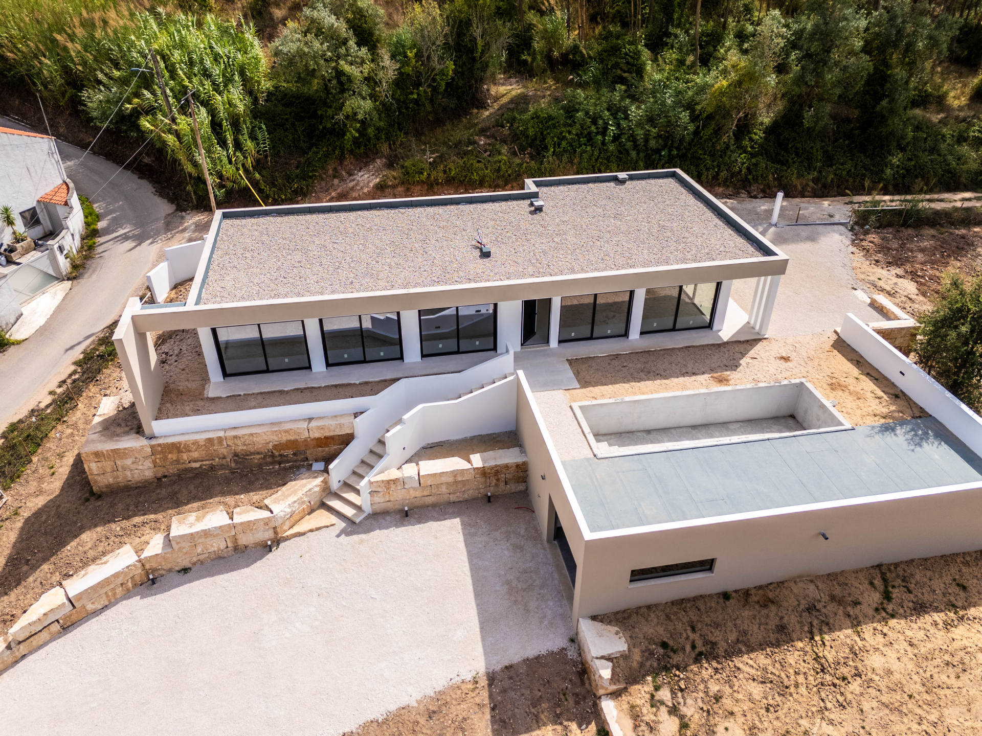 Modern 3-Bedroom Single-Storey House with Pool and Garden in Ribeira dos Amiais