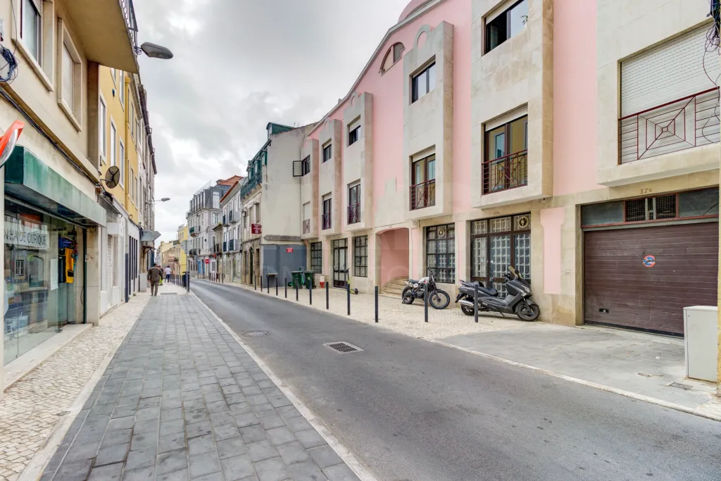 Apartamento T2 remodelado com suite e garagem em Campo de Ourique