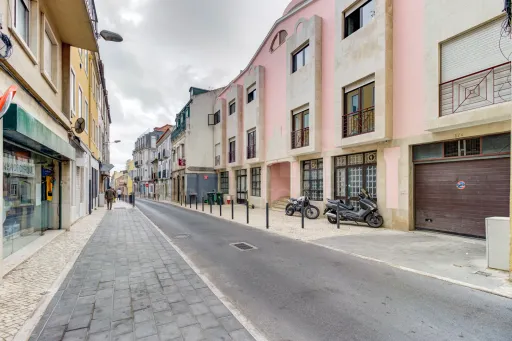 Apartamento T2 remodelado com suite e garagem em Campo de Ourique
