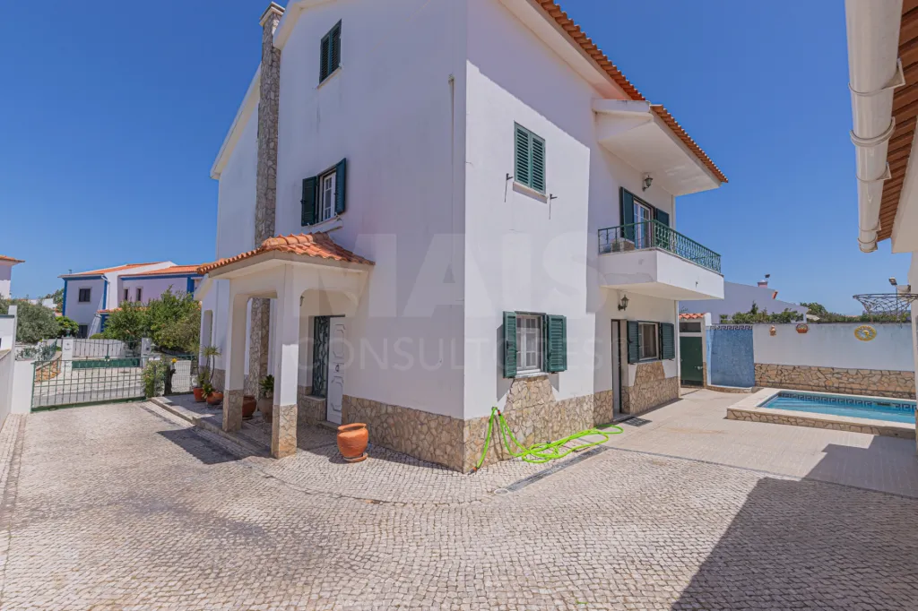 🏡✨ Moradia T4 em Alenquer com Piscina e Espaço de Convívio ao Ar Livre!