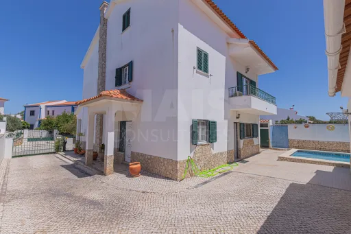 🏡✨ Moradia T4 em Alenquer com Piscina e Espaço de Convívio ao Ar Livre!