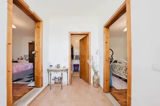 Moradia T2 em Alcanede, Santarém com Jardim e Terreno Urbano