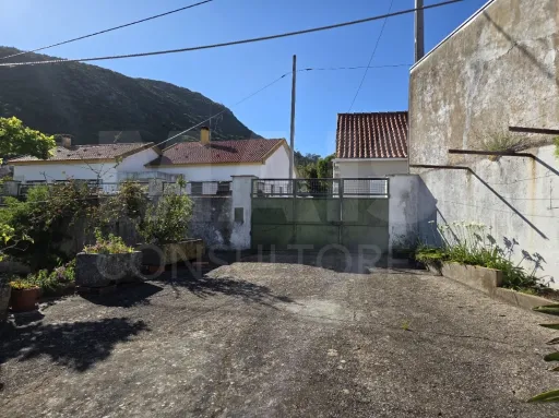 Moradia T3 com Jardim, Anexos e Enorme Potencial – Moitas Vendas
