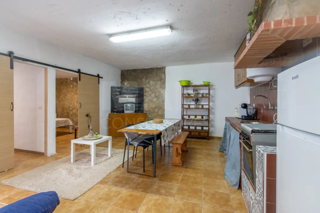 Moradia térrea T4 com anexo e 5.000 m2 de terreno em Geraldes