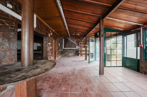 Moradia T3 com comércio e terraço no Coto