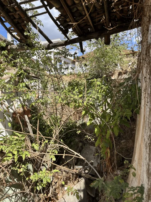 Moradia em Ruina para reconstrução, Azere.