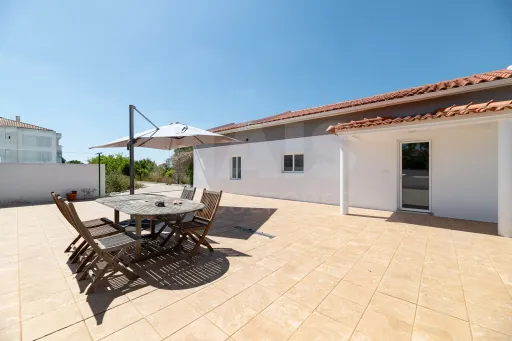 Single storey house with 240m2 and 1080m2 of land | Samora Correia