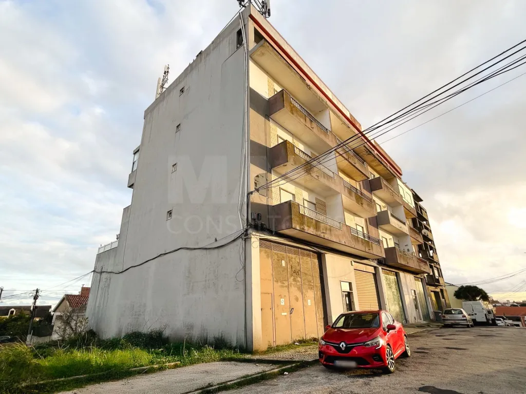 Prédio de Habitação e Comércio em Santa Iria de Azoia