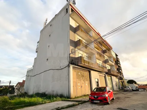 Prédio de Habitação e Comércio em Santa Iria de Azoia