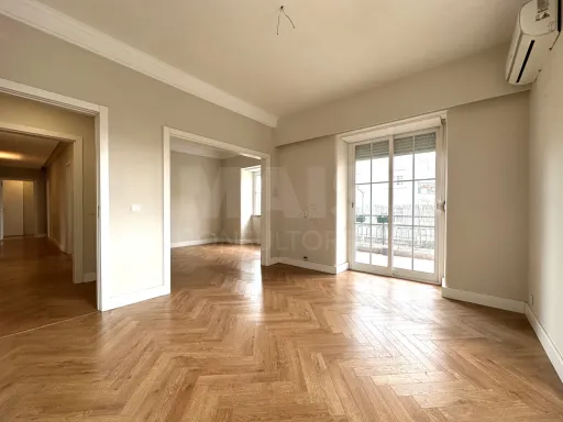 Bright 3-bedroom apartment in Alvalade