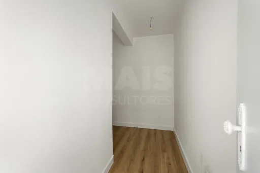 Apartamento T2 remodelado com 2 wc e varanda