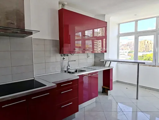 T2 em Carnide - Conforto, Luz e localização privilegiada.