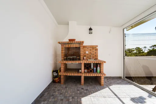Moradia T3+1 pronta a habitar | Garagem fechada, pátio com churrasqueira e a 5 min das praias !