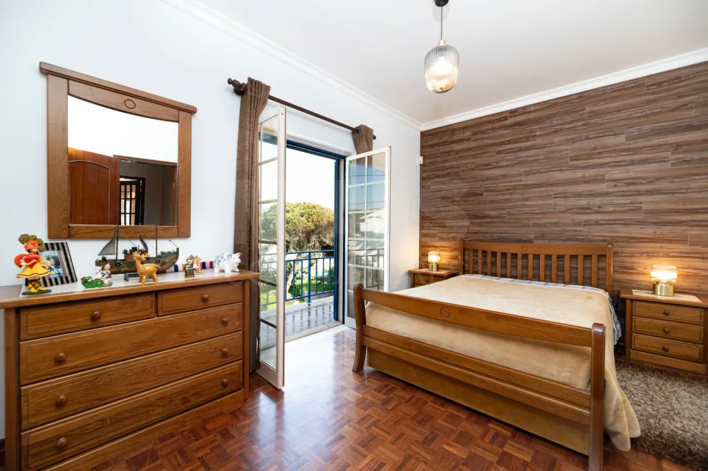 Apartamento T1 no 1° andar a 80 metros da Praia de São Lourenço, com vista mar da varanda da Sala e com garagem  ERICEIRA – RESERVA MUNDIAL DE SURF