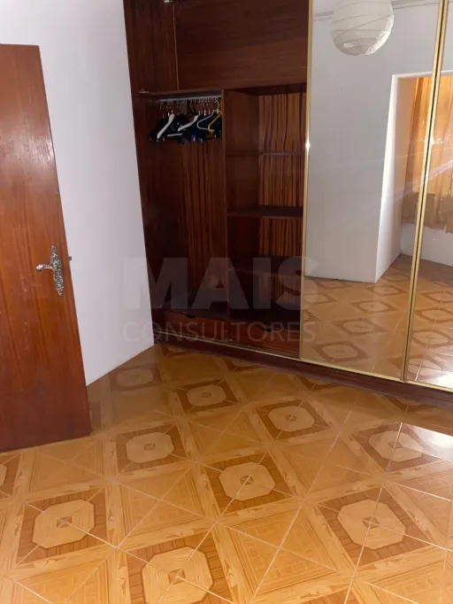 T2 c/ terraço (possibilidade de ser T3)