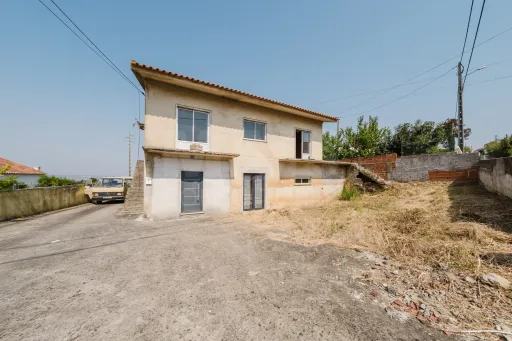 Moradia T5 com Armazém e Terreno na Usseira, Óbidos