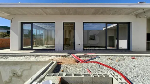 Moradia Térrea T4 com Suite Master, Piscina de Água Salgada, Garagem e Acabamentos Premium !