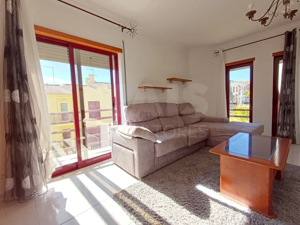 Apartamento T3 mobilado com excelente exposição solar – Vila Nova da Caparica