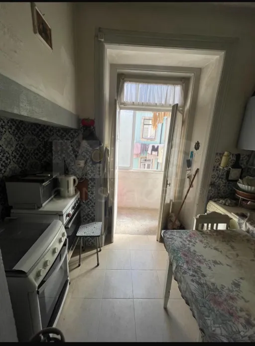 🏡Apartamento T4 para recuperação total em zona com charme histórico no coração de Lisboa!
