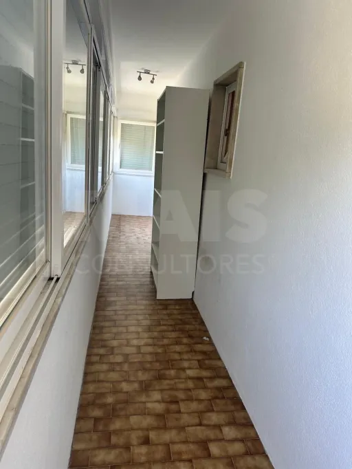 T2 com Cozinha Equipada e Varanda junto ao Metro de Odivelas