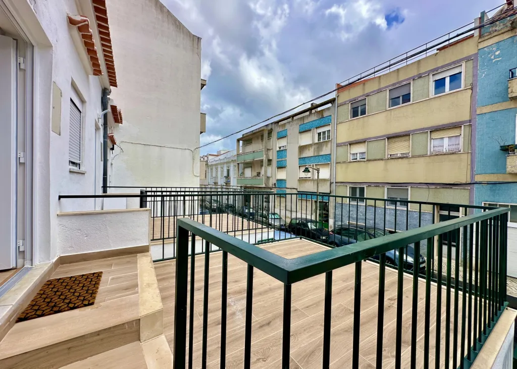 Moradia T3 em Banda Totalmente Renovada com Terraço - Avenidas Novas