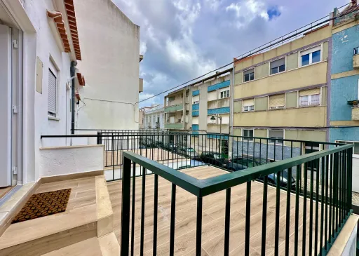 Moradia T3 em Banda Totalmente Renovada com Terraço - Avenidas Novas