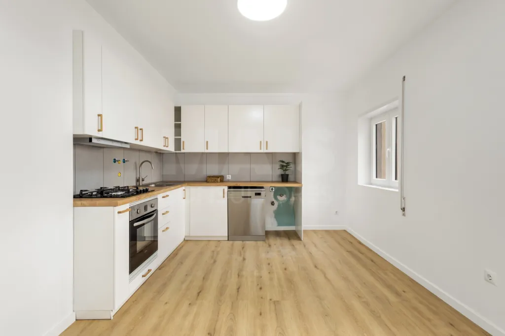 Apartamento T2 remodelado com 2 wc e varanda