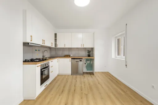 Apartamento T2 remodelado com 2 wc e varanda