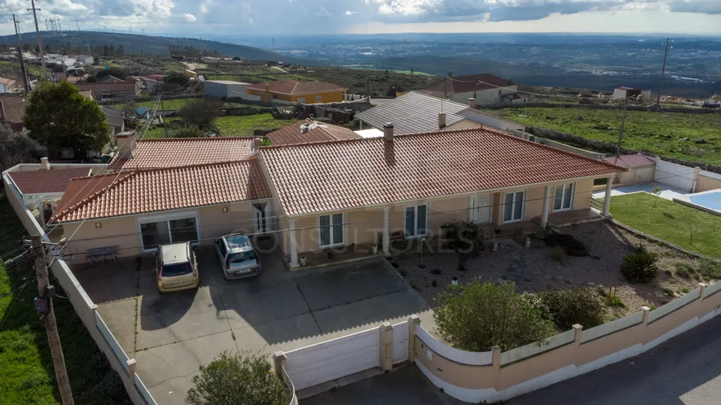Moradia Térrea T5 com Piscina e Vista Deslumbrante – Serra de Aire e Candeeiros