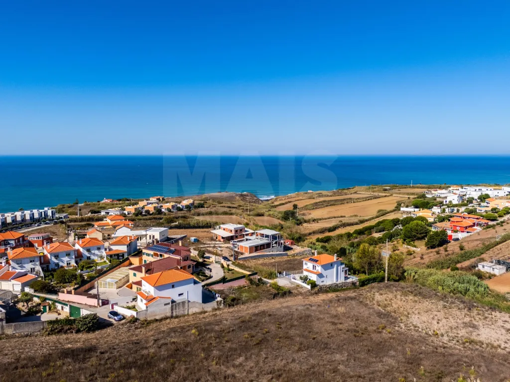 4 bedroom villa with patio, garage and sea view!